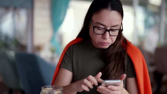 白天上网成瘾的女人在咖啡馆吃咖啡视频素材模板下载