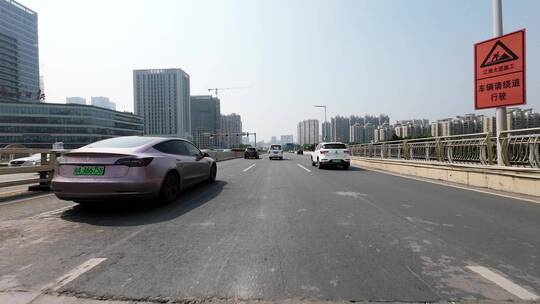 驾车开车乘车行驶在城市道路上第一视角