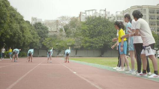 人像校运会女生田径比赛跑步啦啦队喊加油视频素材模板下载