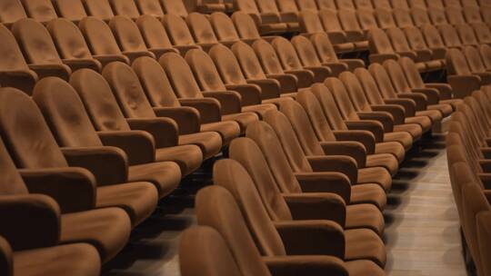 闪光灯下的剧院扶手椅视频素材模板下载
