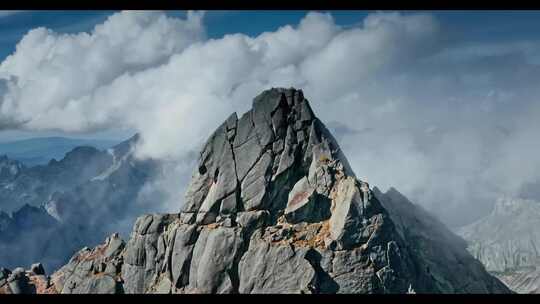 4K航拍高山山顶岩石山峰入云大自然视频素材模板下载