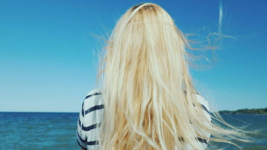 海风吹过美女的金发