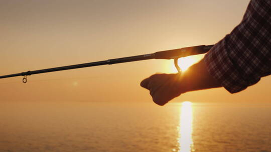 夕阳下钓鱼的男人视频素材模板下载