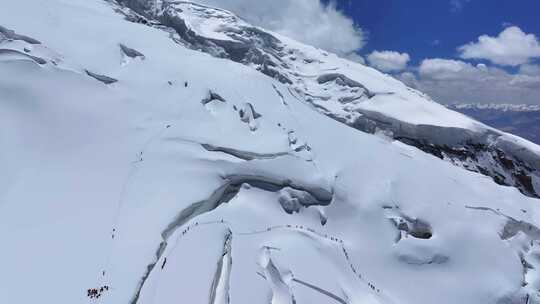 航拍冰川之父慕士塔格峰雪山冰川上的登山队