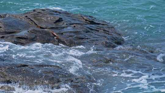 海浪海水冲刷拍打海滩礁石