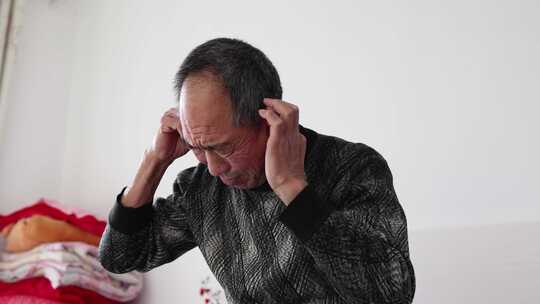 老年人耳鸣和中耳炎发作疼痛视频素材模板下载
