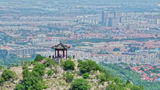 长焦航拍青州云门山古建筑与现代城市同框