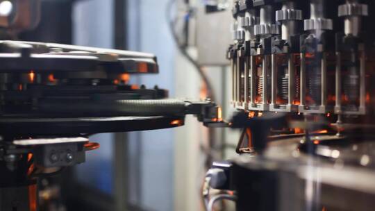工厂生产装瓶的自动装置视频素材模板下载