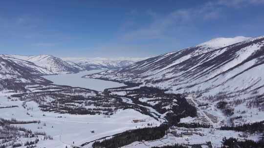 航拍新疆冬季喀纳斯河流晨雾雪山森林雪景