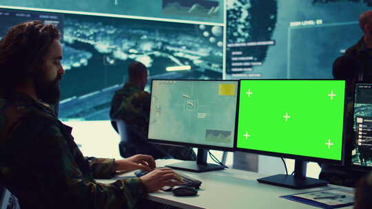陆军军官在指挥所使用卫星雷达镜头和绿屏