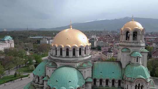 无人机在保加利亚索非亚亚历山大·涅夫斯基大教堂周围盘旋。视频素材模板下载