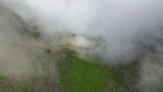 航拍云雾缭绕的川西巴朗山垭口高山草甸风光视频素材模板下载