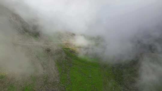 航拍云雾缭绕的川西巴朗山垭口高山草甸风光