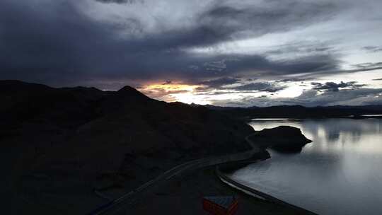 西藏阿里地区班公湖傍晚航拍