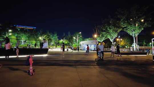 夜晚公园广场休闲散步跳舞的人们视频素材模板下载