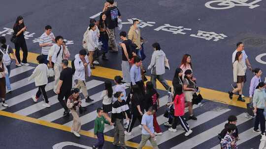 繁华街道路口斑马线人群过马路视频素材模板下载