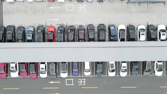 无锡荟聚地面停车场4K航拍视频素材模板下载