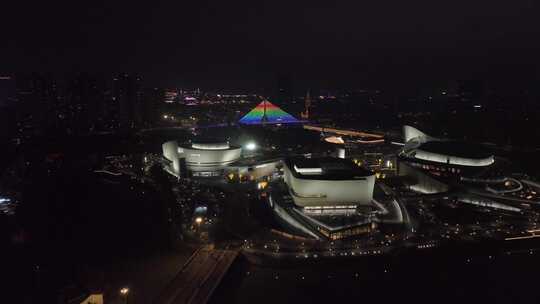 夜晚多彩灯光下的城市地标建筑