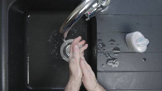 在水龙头下洗手的男人视频素材模板下载