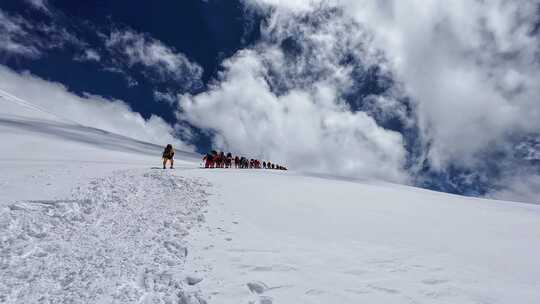 攀登冰川之父慕士塔格峰雪山的登山队