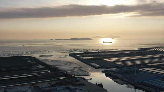 航拍辽宁丹东海面夕阳港口