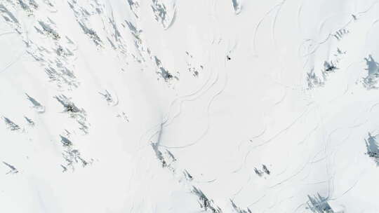 滑雪者在雪山上滑雪视频素材模板下载