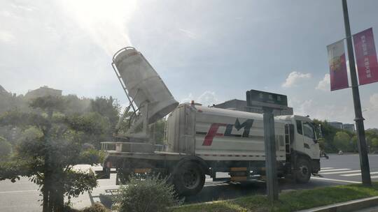 实拍杭州城市夏日高温下喷雾洒水车