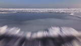 春天海上浮冰的鸟瞰图高清在线视频素材下载