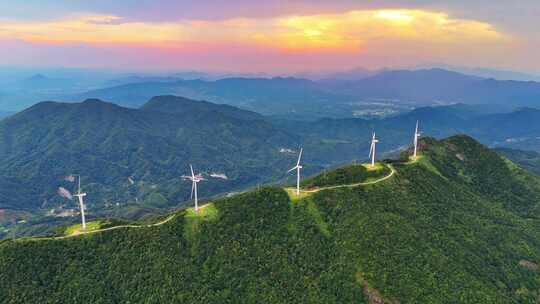 河源缺牙山山顶风车风力发电机自然风光