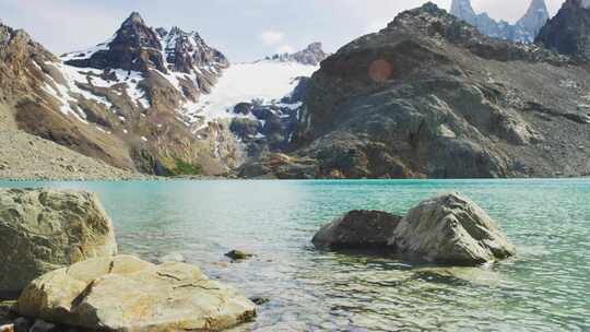 雪山旁流水延时