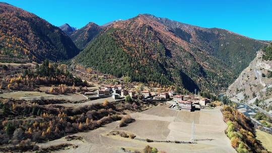 川西秋天的山谷和藏族村庄航拍
