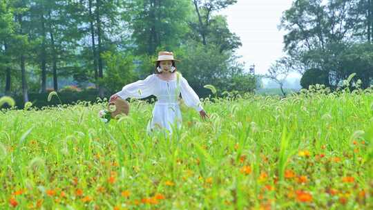 女子在花田中漫步