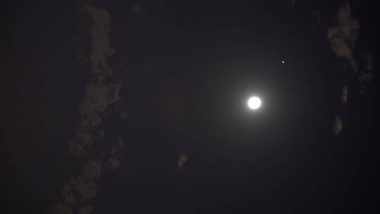 山东威海小石岛木星伴月