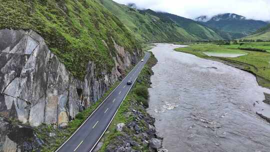 汽车行驶在公路上