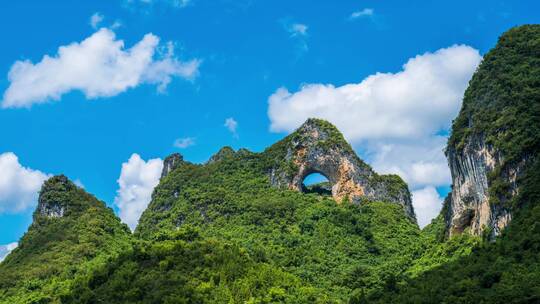 广西桂林山水阳朔月亮山