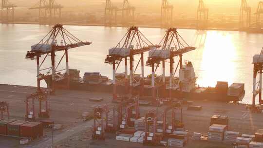 日出天津港港口码头集装箱物流货运海洋运输