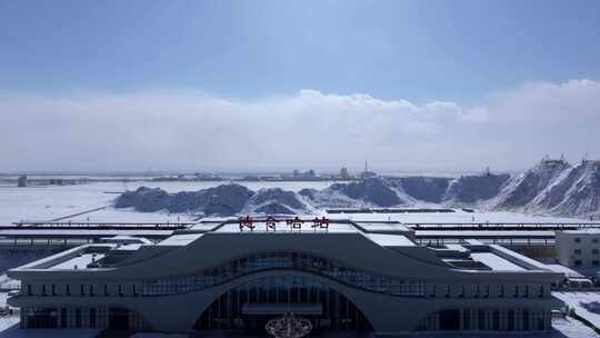 冬季雪景航拍德令哈火车站雪山下的城市