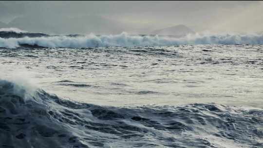 朝前翻涌的海浪海啸浪冲浪