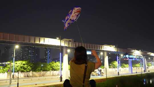 武汉光谷空轨行驶在夜晚