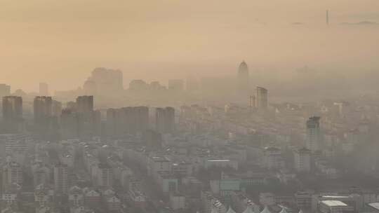 长焦航拍晨雾中的威海市环翠区城区街景