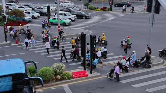 城市路口斑马线人群过马路