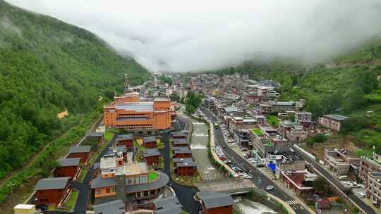 航拍四川阿坝四姑娘山木屋别墅特色小镇风光