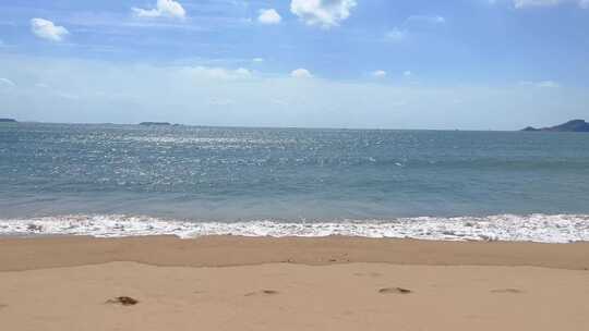 海边沙滩与波光粼粼的海面风景