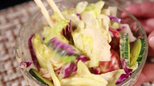 【镜头合集】各种蔬菜搭配制作营养沙拉