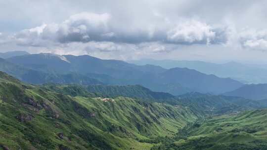 连绵起伏的绿色山脉自然风景