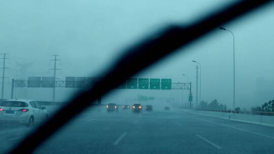 在车里看外面的暴雨视频素材模板下载