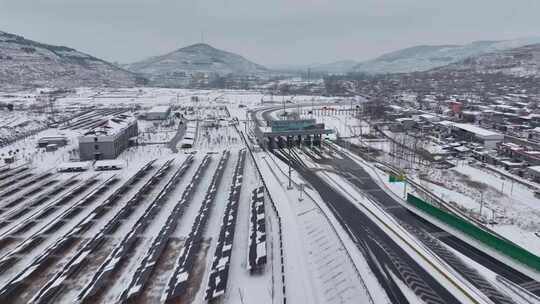 航拍雪后山区高速路