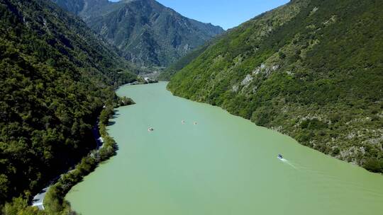 水库 青山绿水 松坪沟  公路 松坪沟景区视频素材模板下载