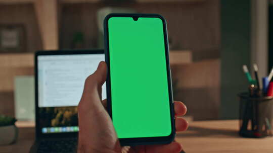 手机用户滚动模型显示在家庭办公室上网特写