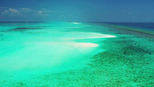 白天鸟瞰旅行拍摄的白色天堂海滩和蓝色的水背景